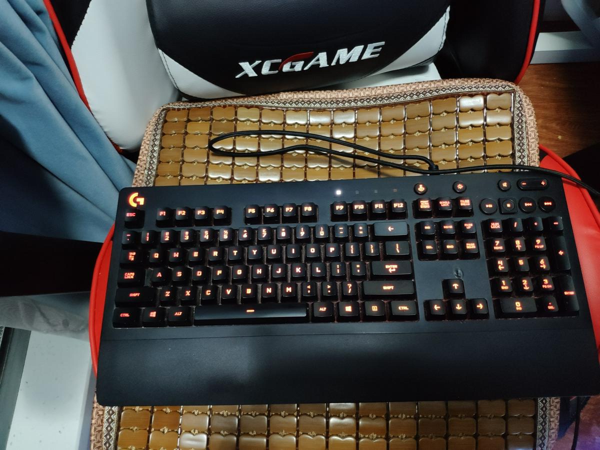 罗技g613键盘,还有几个月质保,有一处烫伤贴纸无视,价格130,要的站内