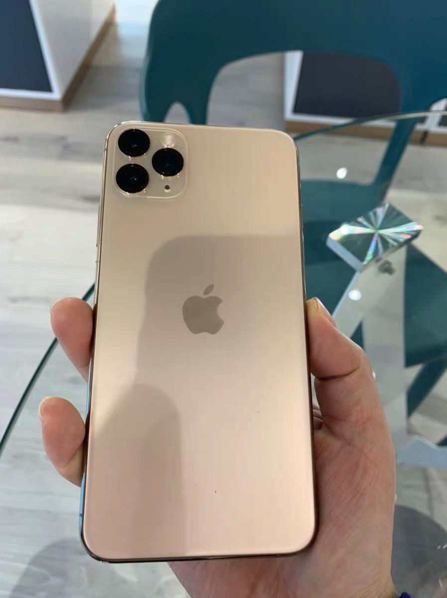 出一个全新iphone11promax256g金色官换机